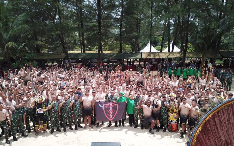 Prajurit TNI dan US Army di Pantai Lamaru, Balikpapan, Kalimantan Timur, Sabtu (13-8-2022). ANTARA/HO-Pendam VI/Mlw.
