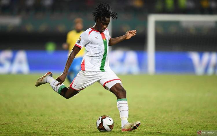 Issa Kabore saat bermain untuk timnas Burkina Faso lawan Gabon di Piala Afrika Burkina Faso di Limbe Omnisport Stadium, Limbe pada 23 Januari 2022. ANTARA/AFP/CHARLY TRIBALLEAU