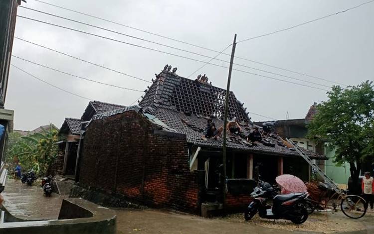 Rumah warga Desa Glagahwaru, Kecamatan Undaan, Kabupaten Kudus, jawa Tengah, diperbaiki karena gentengnya banyak yang terjatuh karena diterpa angin kencang, Sabtu (13/8/2022). ANTARA/HO-BPBD Kudus.