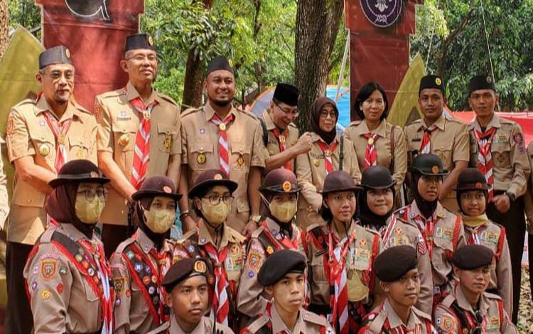 Ketua Kwarcab Gerakan Pramuka Palangka Raya, Wahid Yusuf meninjau tim kontingen Jamnas XI di Buperta Cibubur, Jakarta Timur, Minggu 14 Agustus 2022. (FOTO: WAHID YUSUF)