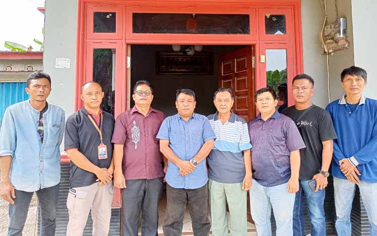 Peserta diskusi penyempurnaan materi buku Sejarah Suku Dayak Maanyan dan Kabupaten Barito Timur berfoto bersama usai diskusi, Minggu, 14 Agustus 2022. (FOTO: BOLE MALO)