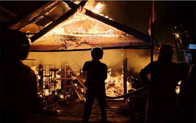 Kebakaran yang terjadi di Jalan Berunai RT 7 Kelurahan Baru, Pangkalan Bun, Kecamatan Arsel, Kobar, Minggu malam ini, 14 Agustus 2022. (FOTO: YUDHA)