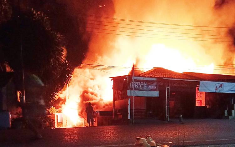Kebakaran hebat menghanguskan 2 unit rumah warga di Gang Tuja RT 16 Kelurahan Tamiang Layang, Senin, 15 Agustus 2022. (FOTO: RMJ)
