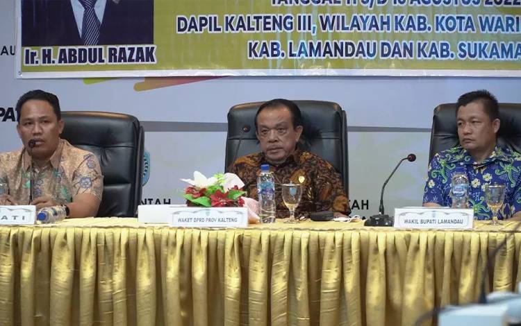 Bupati Lamandau Hendra Lesmana menyampaikan usulan kepada Wakil Ketua I DPRD Provinsi Kalteng Abdul Razak saat melaksanakan reses perseorangan ke Kabupaten Lamandau.(FOTO : HENDI NURFALAH)