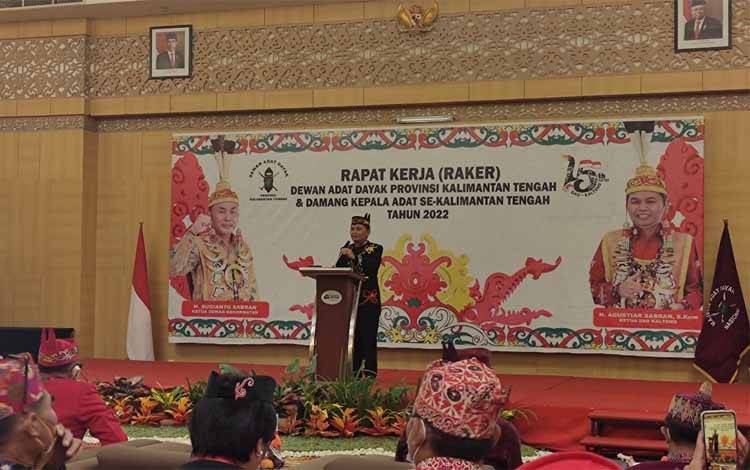 Ketua Umum Dewan Adat Dayak (DAD) Kalimantan Tengah (Kalteng), Agustiar Sabran memimpin raker di Aquarius Boutique Hotel, Senin 15 Agustus 2022. (FOTO: HERMAWAN)
