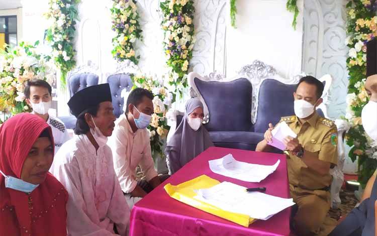 Wali Kota Palangka Raya Fairid Naparin menjadi saksi akad nikah warga di Kecamatan Pahandut.  (FOTO:HENDRI)