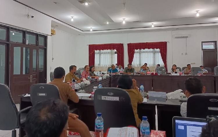 DPRD Kabupaten Gunung Mas gelar Rapat Dengar Pendapat (RDP) dengan Dinas Pekerjaan Umum (PU) yang dilaksanakan di ruang rapat DPRD, Senin 15 Agustus 2022. (FOTO: RISKA YULYANA)