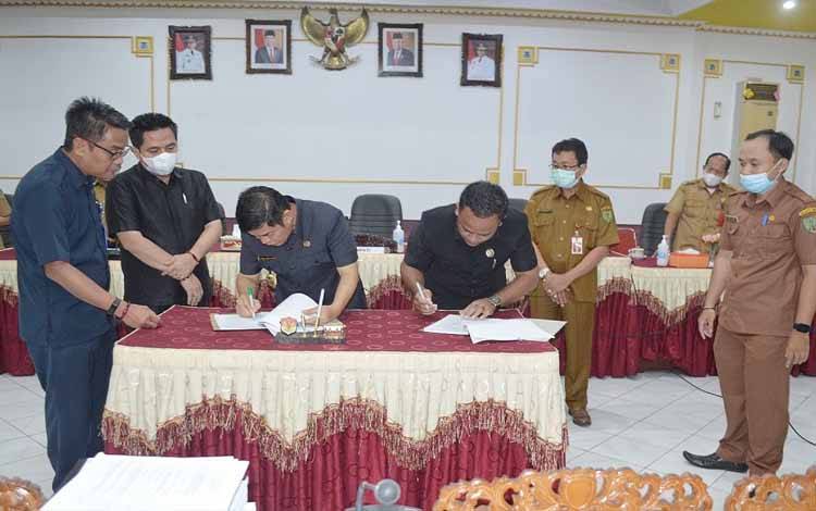 Penandatanganan nota kesepahaman antara Bupati Barito Timur Ampera AY Mebas dan Pimpinan DPRD Barito Timur pada rapat kerja DPRD, Senin, 15 Agustus 2022. (FOTO: BOLE MALO)