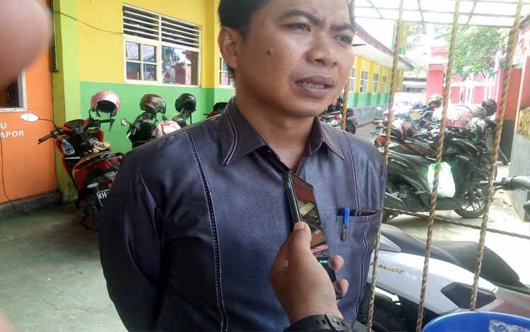 Aggota DPRD Komisi III, Kabupaten Kotawaringin Timur, Riskon Fabiansyah, usai menghadiri acara HUT SMPN 2, Sampit. (FOTO: NISA)