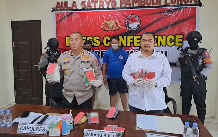 Kapolres Lamandau AKBP Bronto Budiyono menunjukan barang bukti berupa 1 kilogram narkoba jenis sabu.
