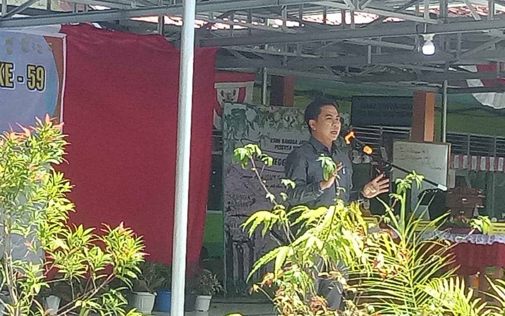 Anggota DPRD Komisi III Kabupaten Kotim, Riskon Fabiansyah, saat menyampaikan sambutan pada acara HUT SMPN 2 Sampit, Senin, 15 Agustus 2022. (FOTO: NISA)