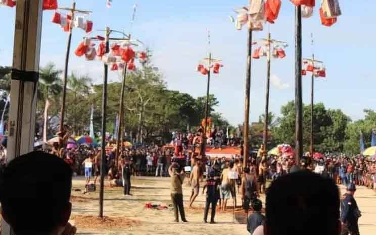 Bupati Barito Utara, H Nadalsyah didampingi Wakil Bupati Sugianto Panala Putra saat menyaksikan lomba panjat pinang di lapangan Kodim 1013 Muara Teweh, Senin 15 Agustus 2022.