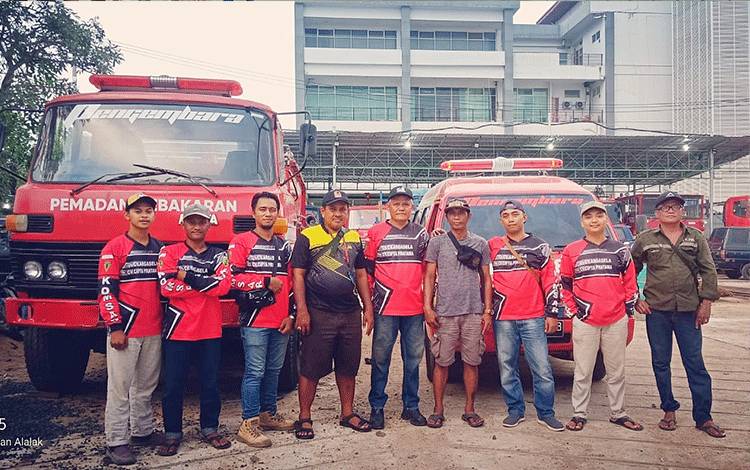 PMK Komsar Ampah saat menerima bantuan mobil pemadam kebakaran dan ambulans dari BPK Pengembara Banjarmasin, Senin, 15 Agustus 2022. (FOTO: BOLE MALO)