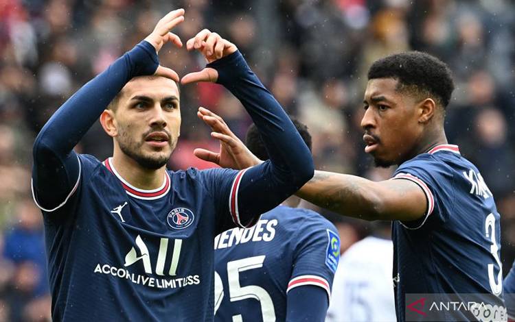 Gelandang PSG Leandro Paredes (kiri) melakukan selebrasi usai mencetak gol dalam pertandingan Ligue1 Prancis lawan Bordeaux pada 13 Maret 2022. ANTARA/AFP/ALAIN JOCARD