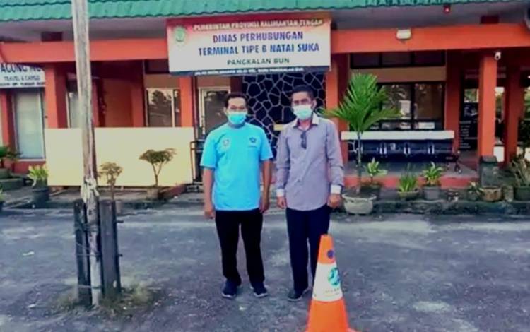 Anggota DPRD Kalteng, Jubair Arifin (kanan) saat mengunjungi terminal tipe B Natai Suka Pangkalan Bun, Kotawaringin Barat baru-baru ini. (FOTO: DOK. JUBAIR ARIFIN)