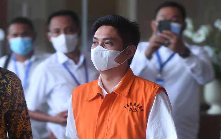 Tersangka kasus dugaan suap Mardani H Maming berjalan keluar usai menjalani pemeriksaan di gedung KPK, Jakarta, Jumat (12/8/2022). ANTARA FOTO/Akbar Nugroho Gumay/aww.