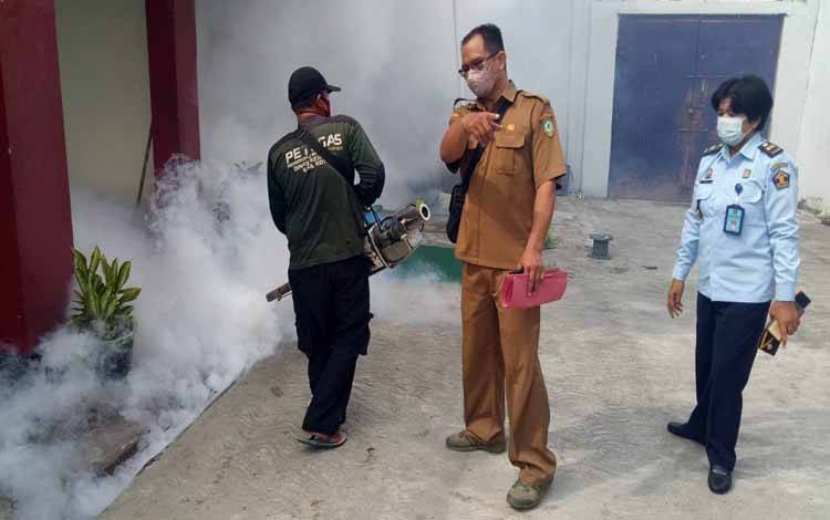 Kegiatan fogging yang dilakukan di Lapas Sampit, 16 Agustus 2022