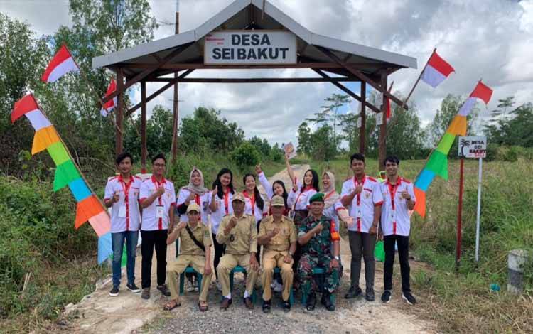 Camat Kapuas Kuala Inop bersama mahasiswa KKN kebangsaan usai resmikan gapura di Desa Sei Bakut. (FOTO: KECAMATAN KAPUAS KUALA)