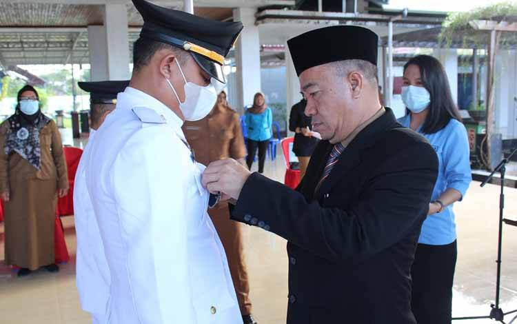 Bupati Seruyan, Yulhaidir melantik camat yang baru, Selasa 16 Agustus 2022
