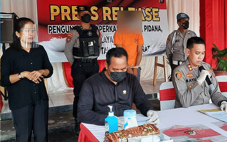 Kapolres Kobar AKBP Bayu Wicaksono memimpin jumpa pers pengungkapan kasus pelaku pencabulan, Selasa, 16 Agustus 2022. (FOTO: DANANG)