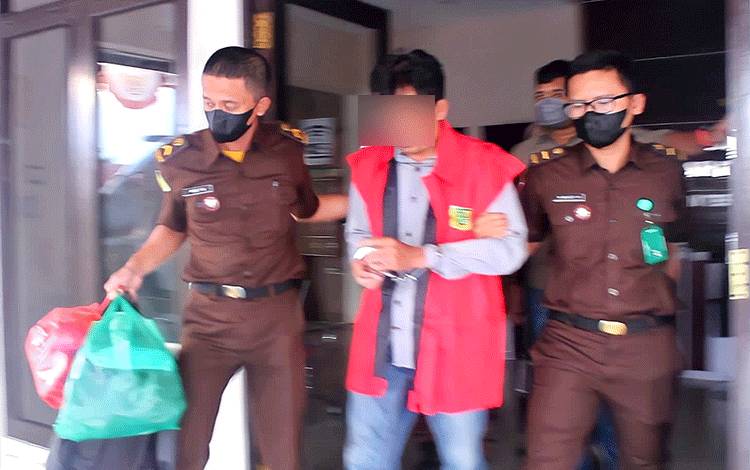 Kades Lebo HS saat digiring ke tahanan oleh Penyidik Kejaksaan Negeri Barito Timur, Selasa, 16 Agustus 2022. (FOTO: KEJARI BARTIM)