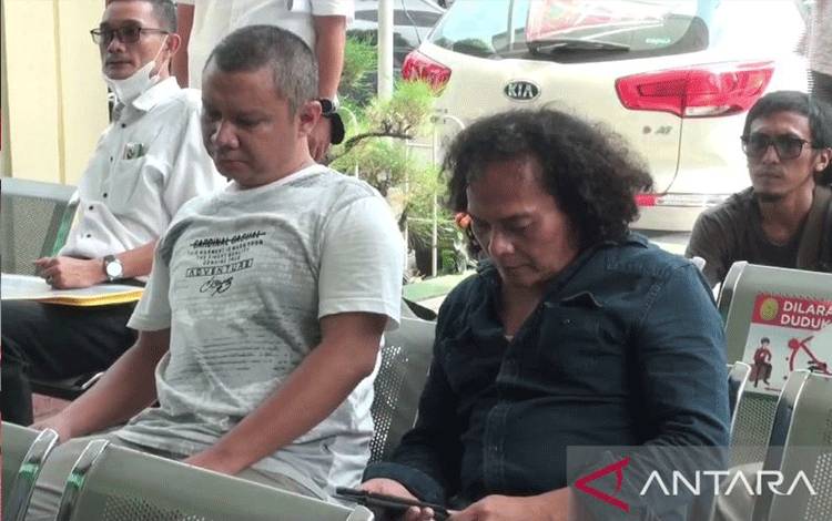 Deolipa Yumara (baju hitam), mantan penasihat hukum Bharada E, tersangka penembakan Brigadir J, menunggu antrean pendaftaran gugatan perbuatan melawan hukum di Pengadilan Negeri Jakarta Selatan, Senin (15/8/2022). ANTARA/Laily Rahmawaty