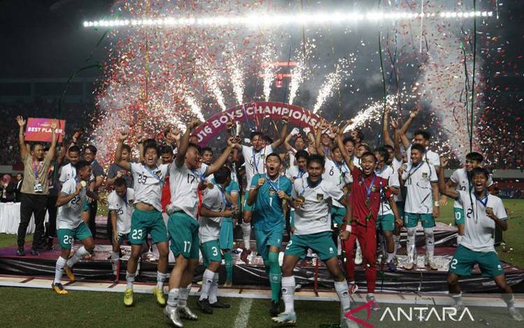 Pemain Timnas Indonesia U-16 merayakan kemenangan seusai mengalahkan Timnas Vietnam U-16 saat laga final AFF U-16 2022 di Stadion Maguwoharjo, Depok, Sleman, D.I Yogyakarta, Jumat (12/8/2022). Timnas Indonesia U-16 berhasil menjadi juara Piala AFF 2022 setelah mengalahkan Timnas Vietnam U-16 dengan skor 1-0. ANTARA FOTO/Andreas Fitri Atmoko/aww.