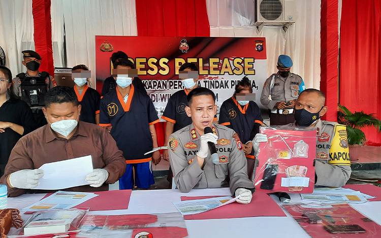 Kapolres Kobar AKBP Bayu Wicaksono (tengah) saat merilis perkara tindak pidana Narkoba Jaringan Lapas Kelas II B Pangkalan Bun. (FOTO: DANANG)