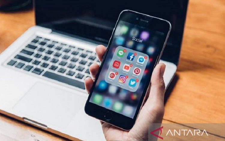 Ilustrasi - Penggunaan aplikasi media sosial di ponsel pintar. ANTARA/Shutterstock/am. (ANTARA/Shutterstock)