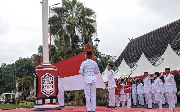 Anggota Paskibra Kotim saat menjalankan tugas untuk mengibarkan bendera merah putih pada HUT Kemerdekan RI di halaman kantor Pemkab Kotim.