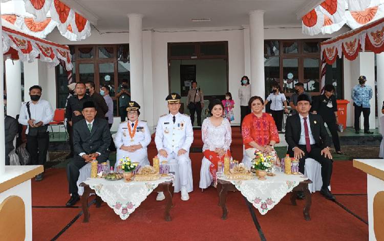 Bupati Gunung Mas Jaya S Monong (tengah) bersama dengan Wakil Bupati Gunung Mas Efrensia L.P Umbing dan Wakil Ketua I DPRD Binartha saat mengikuti upacara perayaan Hari Kemerdekaan RI yang ke-77 pada Rabu, 17 Agustus 2022. ( FOTO: RISKA YULYANA)
