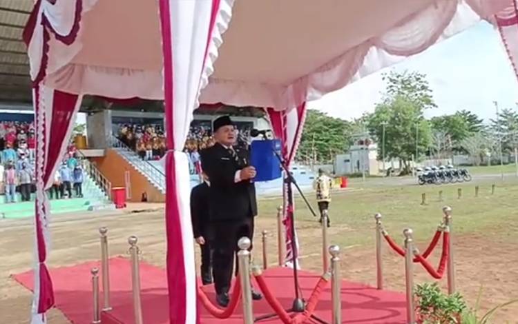 Ketua DPRD Kapuas Ardiansah membacakan teks proklamasi saat Upacara HUT ke-77 RI di Stadion Panunjung Tarung Kuala Kapuas, Rabu, 17 Agustus 2022. (FOTO: DODI)