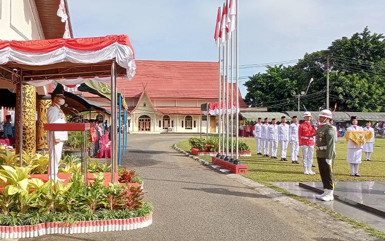 Bupati Barito Timur Ampera AY Mebas menjadi inspektur upacara pada peringatan HUT ke-77 Kemerdekaan Republik Indonesia, Rabu, 17 Agustus 2022. (BOLE MALO)