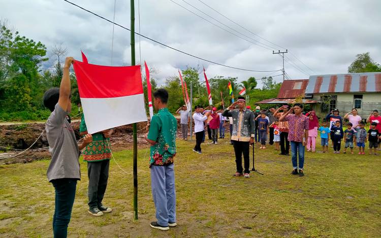 Suasana warga RT 09, Kelurahan Petuk Katimpun, Kecamatan Jekan Raya, Kota Palangka Raya menggelar upacara Hari Kemerdekaan Republik Indonesia yang ke-77 di lapangan fasos, Perumahan Griya Katimpun Indah, Rabu, 17 Agustus 2022. (FOTO: ISTIMEWA)