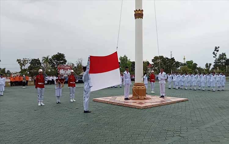Anggota Paskibra Kabupaten Sukamara melakukan pengibaran bendera Merah Putih di halaman kantor bupati Sukamara, Rabu, 17 Agustus 2022. (FOTO:NORHASANAH)