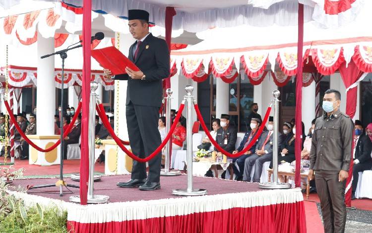 Wakil Ketua I DPRD Kabupaten Gunung Mas Binartha saat mengikuti upacara perayaan Hari Kemerdekaan RI ke-77 di halaman kantor Bupati Gunung Mas pada Rabu 17 Agustus 2022. (FOTO: PROTOKOL GUMAS) 