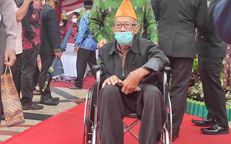 Salah seorang veteran usai mengikuti upacara kemerdekaan di halaman Kantor Gubernur Kalteng, 17 Agustus 2022. (HERMAWAN)