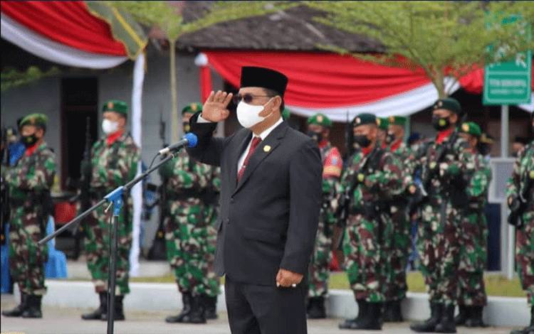  Ketua DPRD Kobar Rusdi Gozali saat memimpin upacara memperingati hari pahlawan. (FOTO : SETWAN DPRD KOBAR)