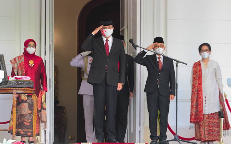 Duta Besar RI untuk Mesir Lutfi Rauf bertindak sebagai inspektur upacara peringatan HUT Ke-77 Kemerdekaan Indonesia yang diselenggarakan di Wisma Duta, Kairo, Rabu (17-8-2022). ANTARA/HO-KBRI Kairo