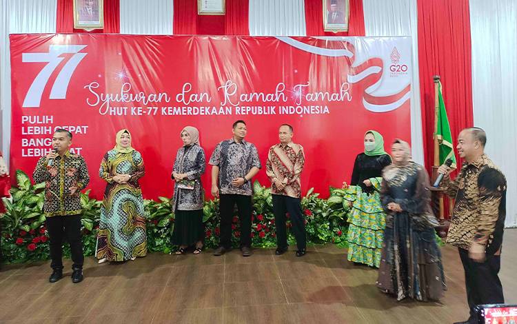 Bupati Seruyan Yulhaidir bersama Forkopimda pada malam syukuran dan ramah tamah dalam rangka HUT ke-77 Republik Indonesia. (FOTO: FAHRUL)