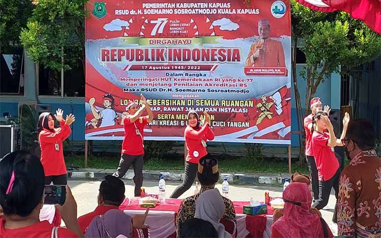 Penampilan salah satu peserta lomba tari/senam kreasi 6 langkah cuci tangan digelar RSUD dr H Soemarno Sosroatmodjo Kuala Kapuas, Kamis, 18 Agustus 2022