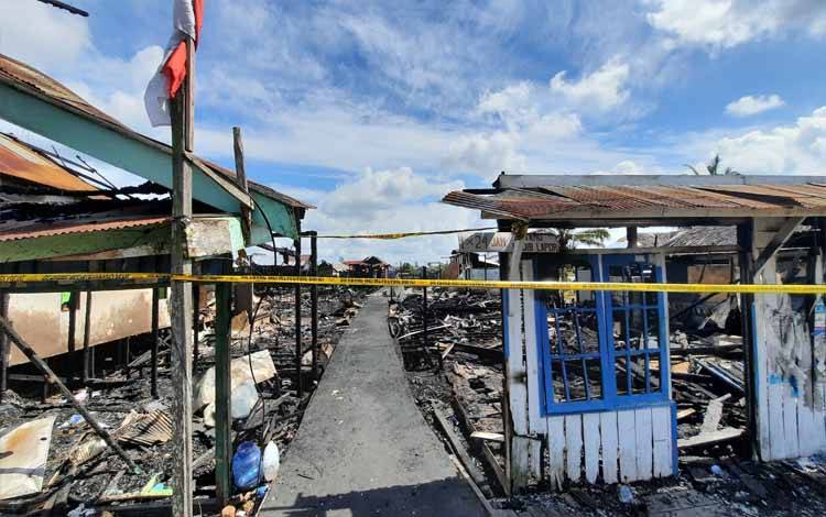 Rumah warga Jalan Berunai, Kelurahan Baru jadi arang usai terbakar pada Minggu, 14 Agustus 2022. (FOTO : DANANG)