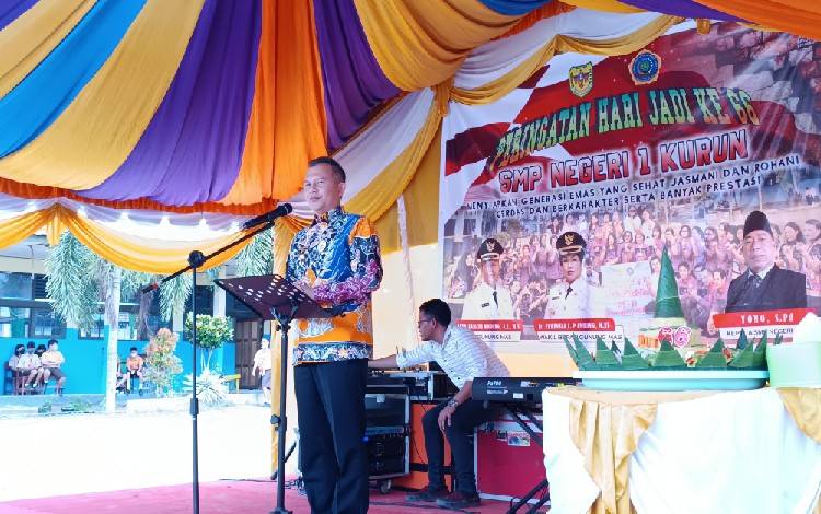 Bupati Gunung Mas Jaya S Monong saat menyampaikan sambutan di acara HUT ke-66 SMPN 1 Kurun yang dilaksanakan pada Kamis 18 Agustus 2022. ( FOTO: RISKA YULYANA) 
