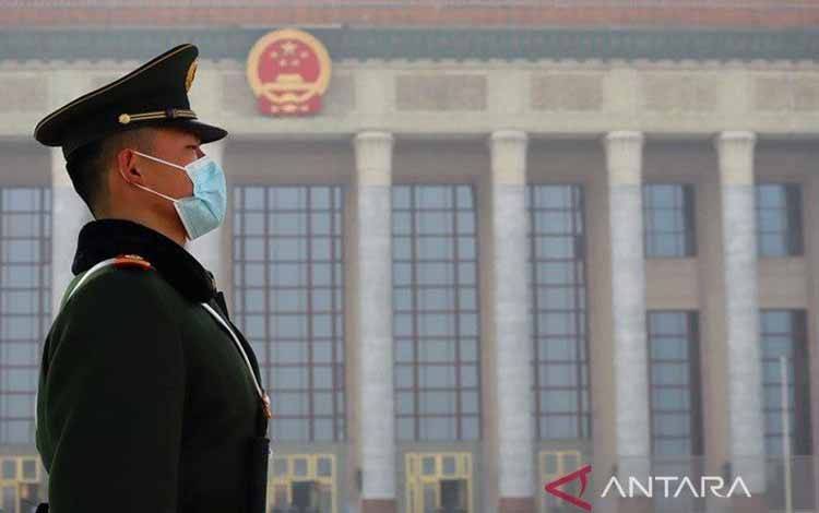 Seorang tentara berjaga di depan Balai Agung Rakyat, Beijing, China. (ANTARA/M. Irfan Ilmie/aa)