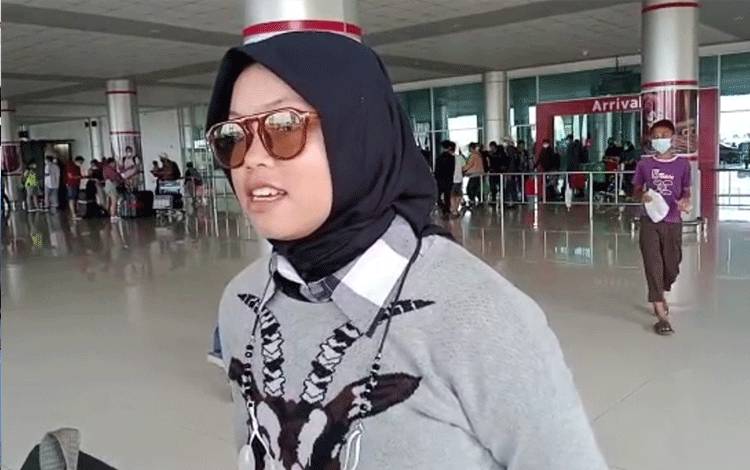 Atlet balap sepeda asal Medan, Dara latifah saat tiba di bandara Tjilik Riwut Kota Palangka Raya, Kamis 18 Agustus 2022. (FOTO: DOK PRIBADI/SUGIANTO)