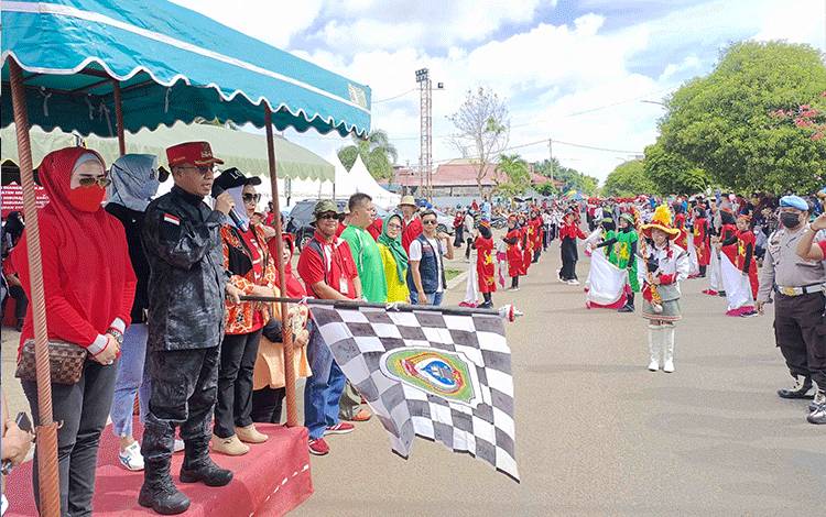 Bupati Seruyan Yulhaidir, bersama forkopimda Seruyan melepas pelaksanaan pawai pembangunan dalam rangka Hari Jadi ke-20 Seruyan dan Hut ke-77 Republik Indonesia. (Foto: Fahrul)
