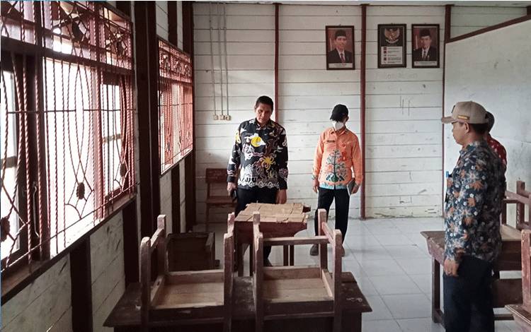Pj Bupati Kobar Anang Dirjo didampingi Kadisdikbud saat meninjau lokasi sekolah di SDN 1 Riam, Kecamatan Arut Utara.