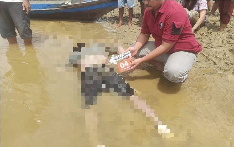 Polisi olah TKP seorang pria ditemukan tewas mengapung di sekitar DAS Kahayan usai sebelumnya dilaporkan hilang saat berpamitan mencari ikan. (FOTO: POLSEK TEWAH)