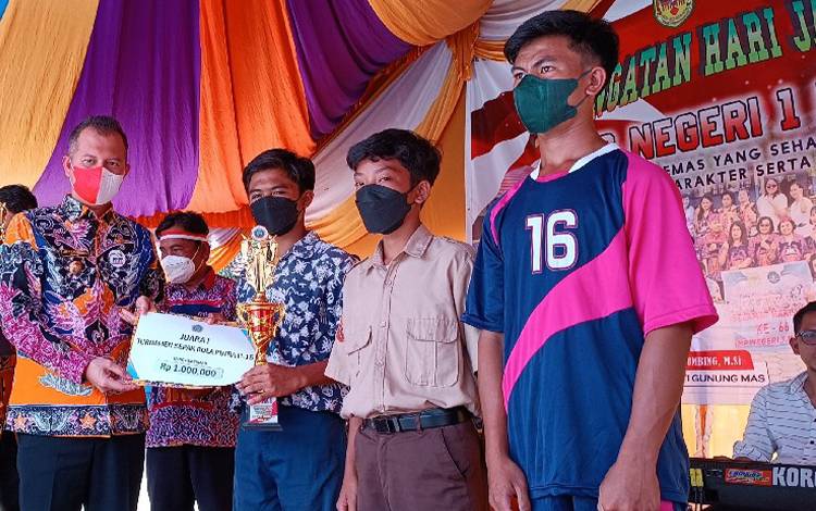 Bupati Gunung Mas, Jaya S Momong menyerahkan hadiah kepada pemenang turnamen sepak bola usia dini (Mini Soccer U-15) Spensa Cup V pada Kamis, 18 Agustus 2022. (FOTO: RISKA YULYANA)