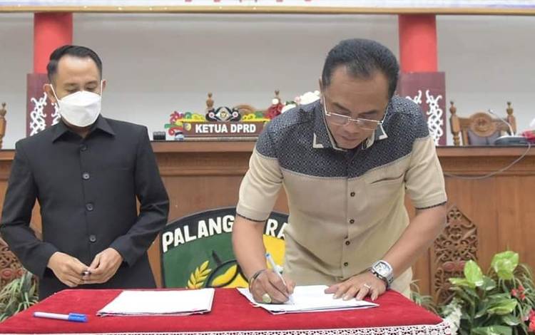 Penandatanganan berita acara kesepakatan antaran DPRD dan Pemko Palangka Raya. (FOTO: HUMAS PEMKO)